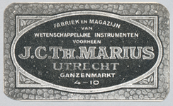 711029 Sluitzegel van voorheen J.C.Th. Marius, N.V. Fabriek en Magazijn van Wetenschappelijke Instrumenten, Ganzenmarkt ...
